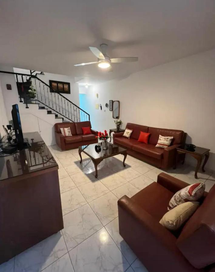 Marias Spacious Aparment Πάφος